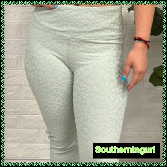 NWT MONO B Textured Jacquard Leopard Tummy Control Double Layered Leggings - Picture 2 of 9